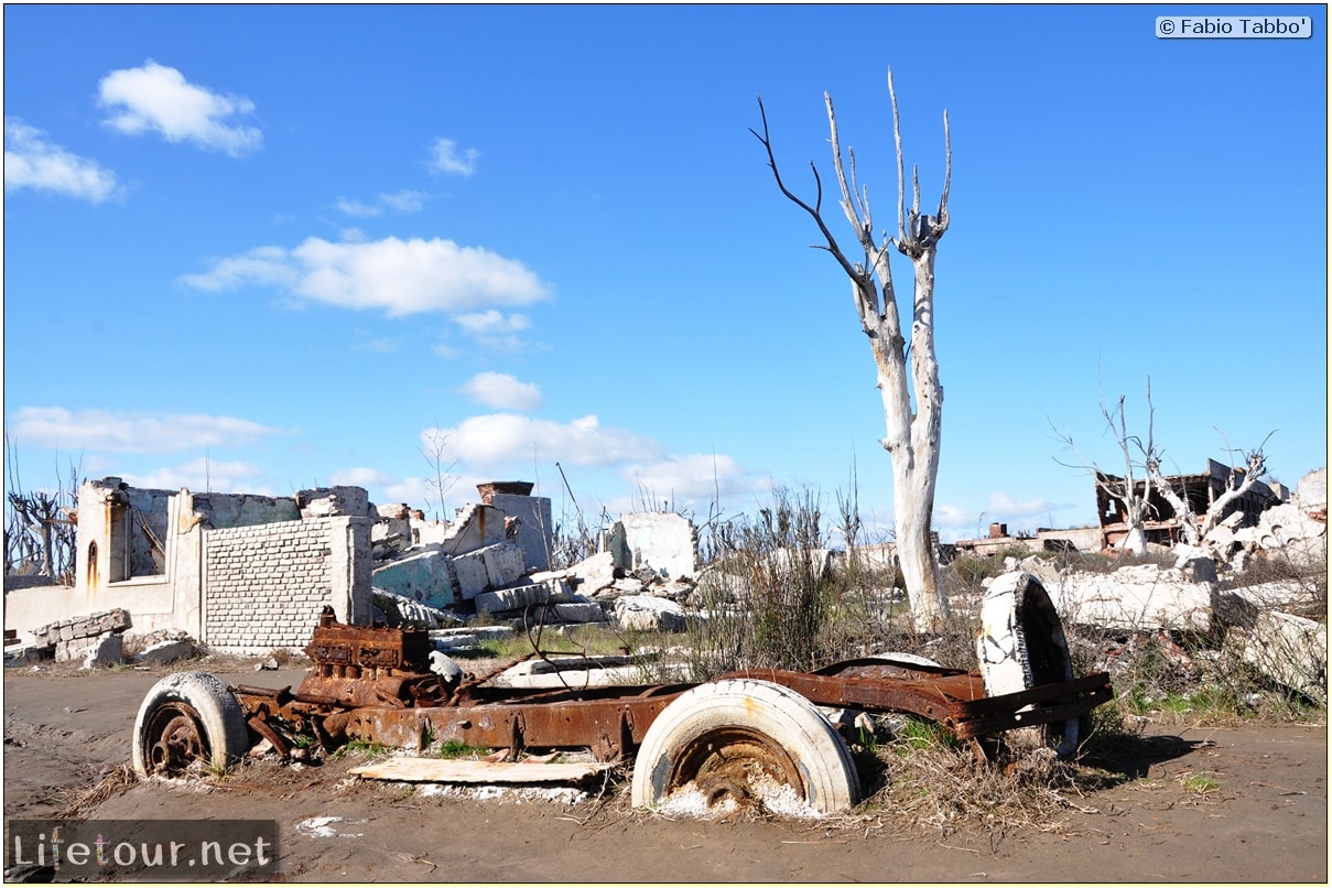 Fabios-LifeTour-Argentina-2015-July-August-Epecuen-Epecuen-ghost-town-4.-Abandoned-vehicles-10836-cover-1